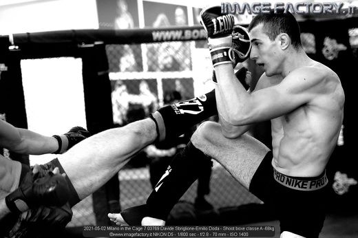 2021-05-02 Milano in the Cage 7 03769 Davide Sbriglione-Emilio Doda - Shoot boxe classe A -68kg